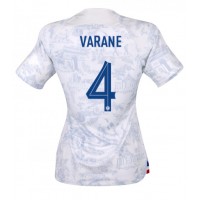 Camiseta Francia Raphael Varane #4 Segunda Equipación Replica Mundial 2022 para mujer mangas cortas